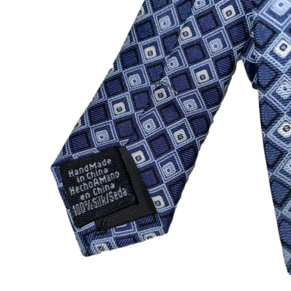 𝅺DRESS your young man for success in this Classic Van Heusen Youth tie 100%silk